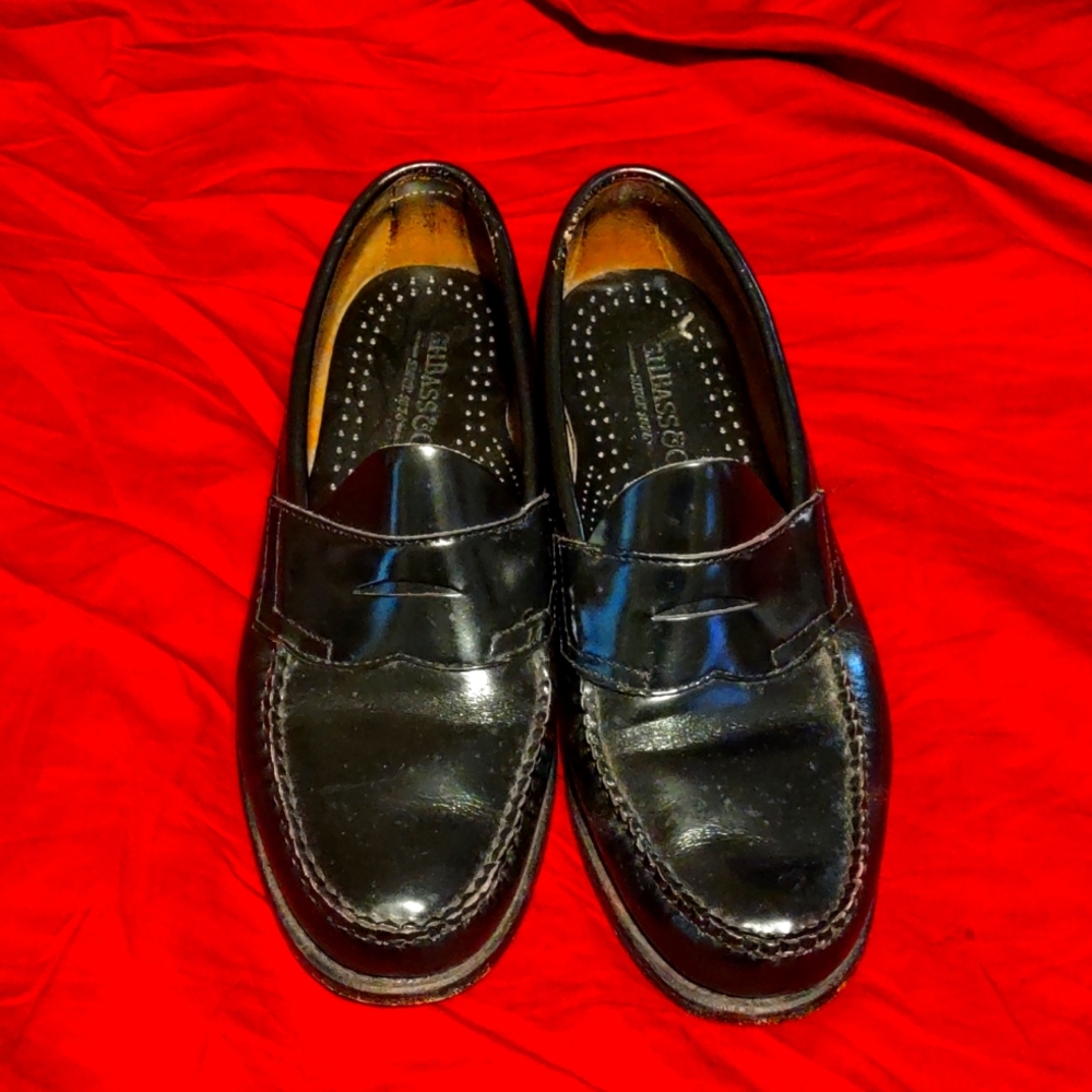 Men's well crafted black leather penny loafers!